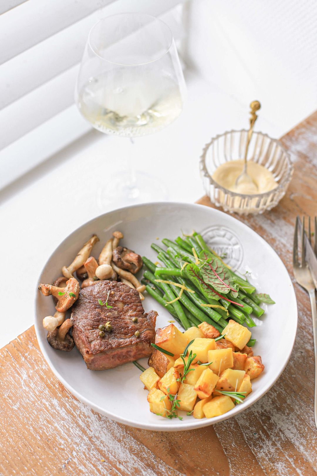 Pepper steak with lemon potatoes, mushrooms & beans