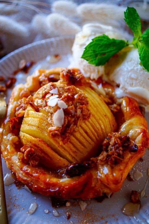 Easy apple pie with puff pastry