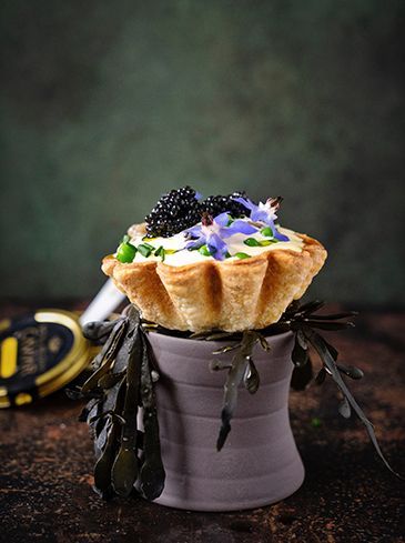 Tartelette with oysters, Hollandaise and caviar