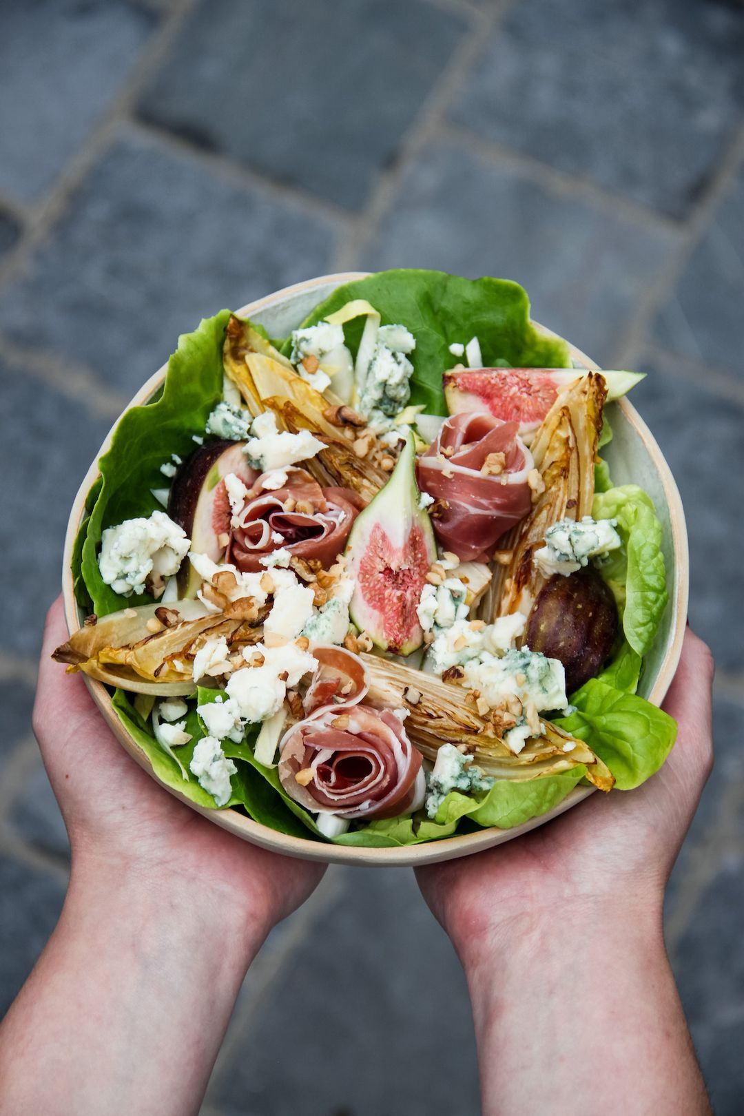 Salad with fried chicory and blue cheese