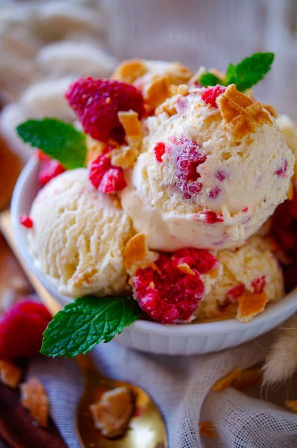 Ice cream with white chocolate and raspberries