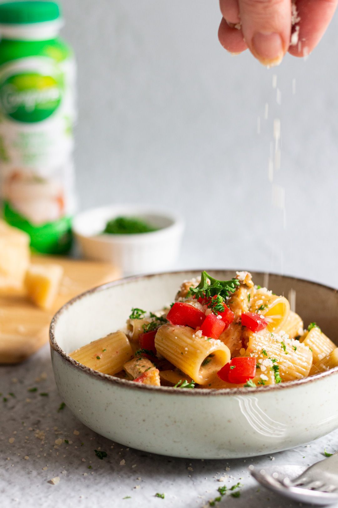 Pasta with chicken, tomatoes and mushrooms