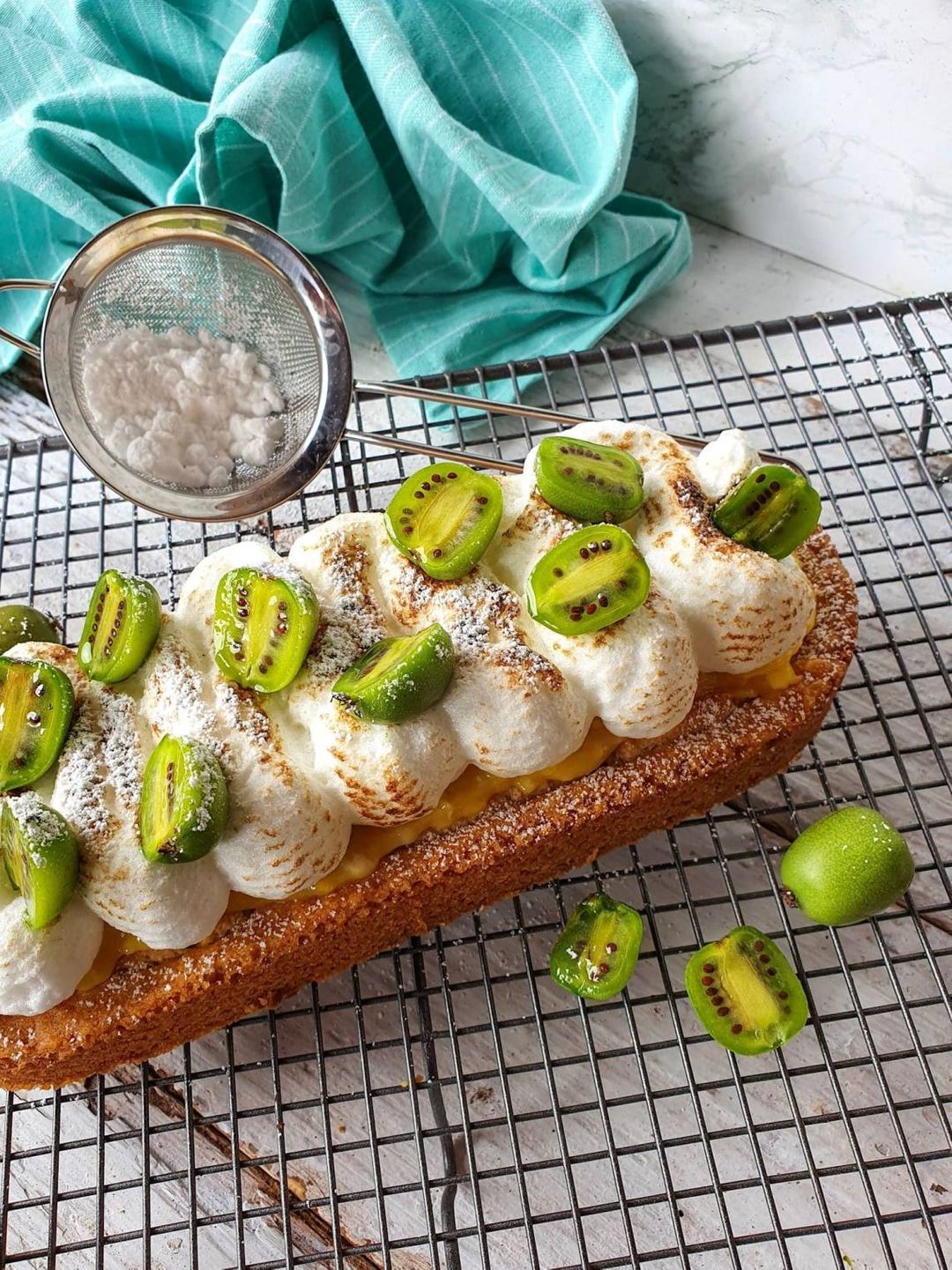 Slipper with lemon curd, meringue and kiwi berries