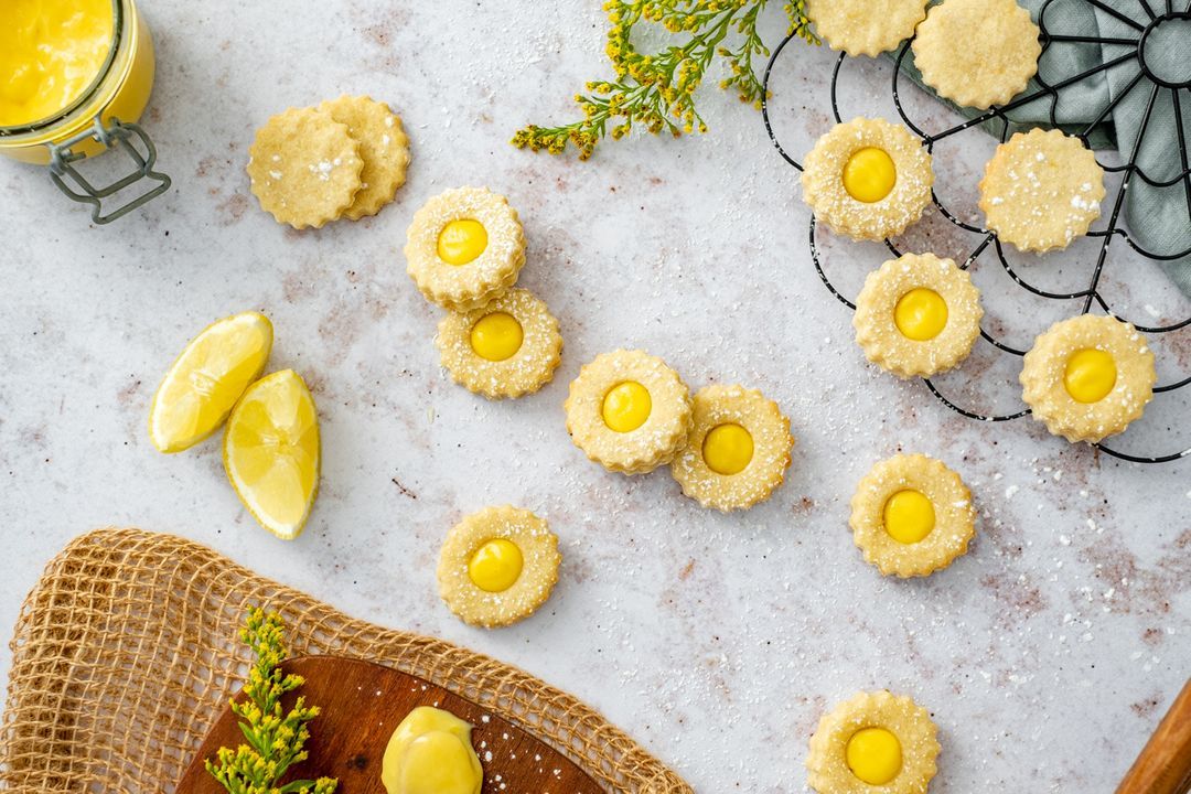 Lemon cookies with lemon curd
