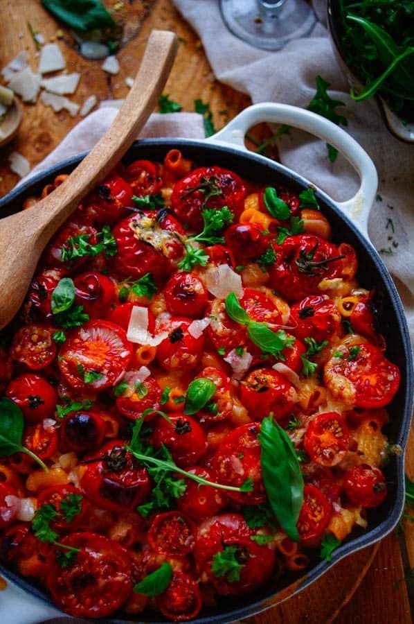Macaroni with tomato, pancetta and cheese
