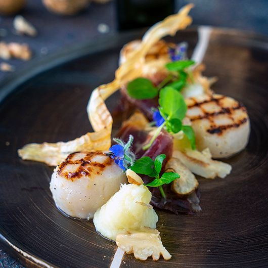 Roasted scallops, cecina de buey, Jerusalem artichoke, parsnip, walnuts (oil)