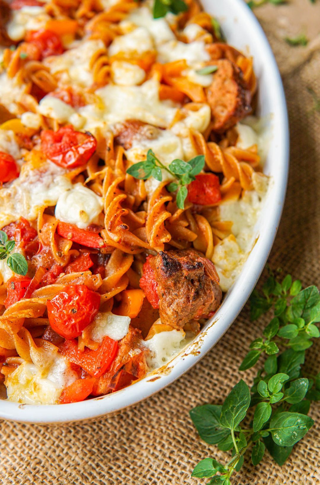 Oven pasta with vegetarian balls and red sauce