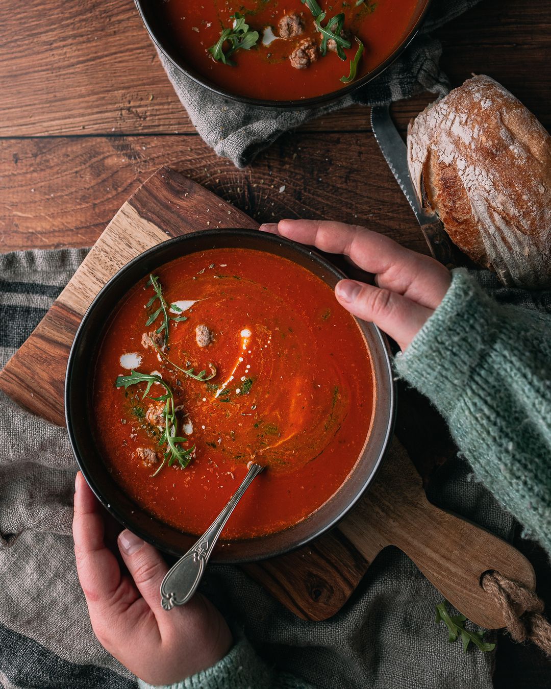 Soupe tomate-paprika pas si quotidienne avec peperonata et pesto de roquette