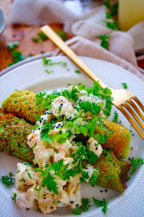 Spinach pancakes with chicken salad