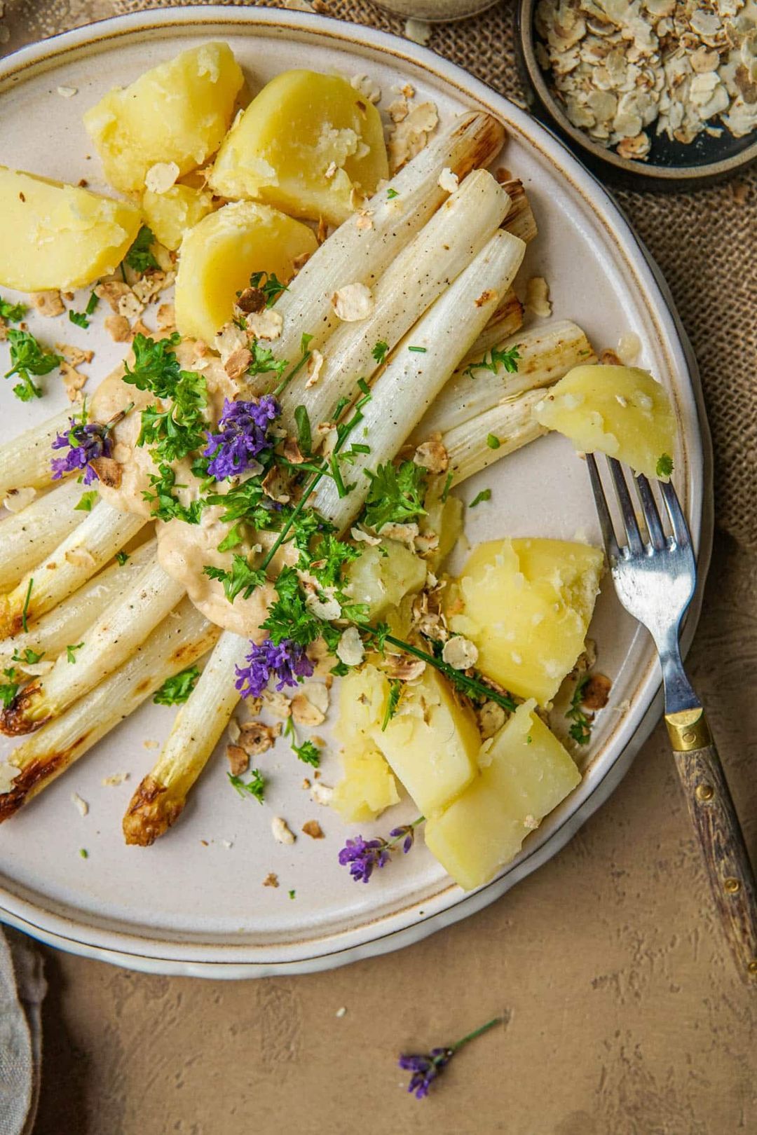 White asparagus from the oven with lemon tahini sauce