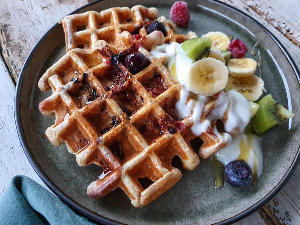 Spelled waffles with yogurt and berries