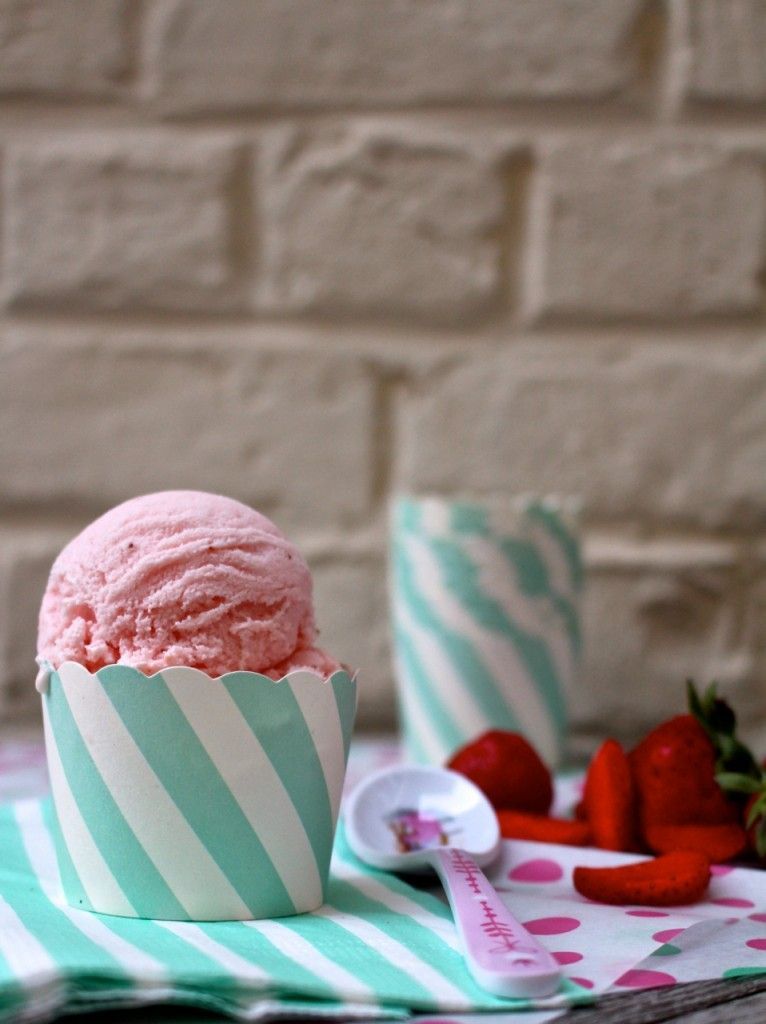 Frozen yogurt of strawberry and almond