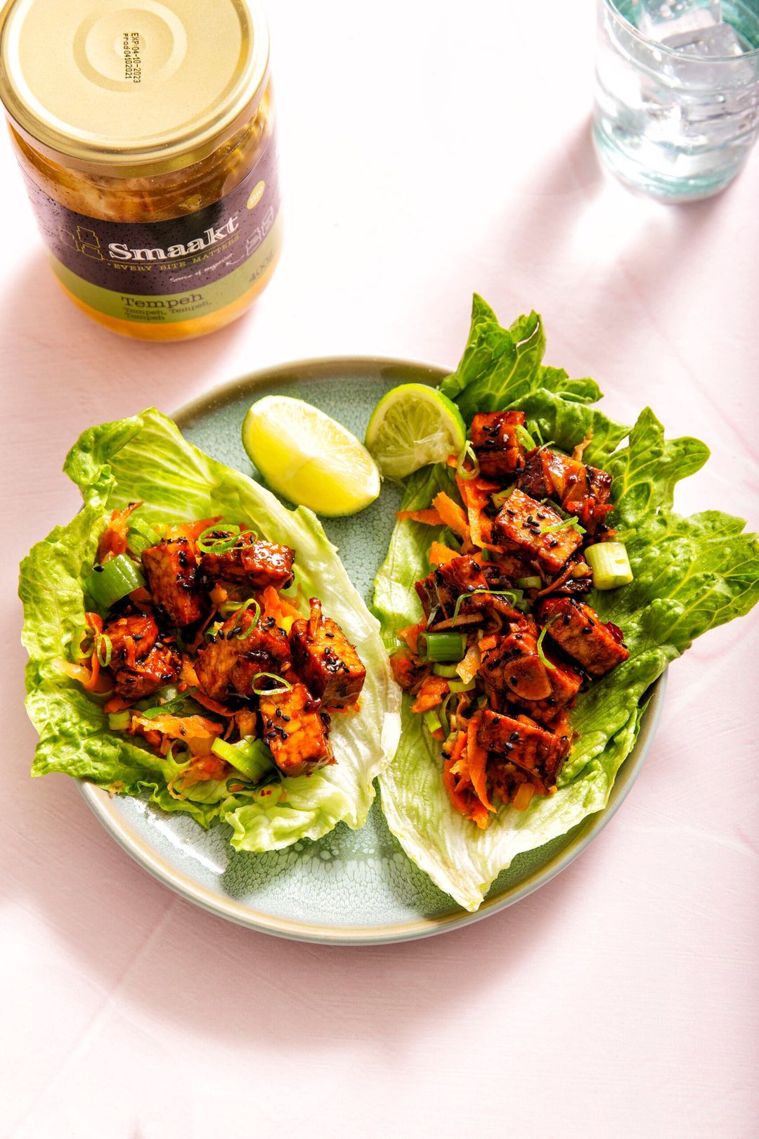 Slawraps met sticky tempeh