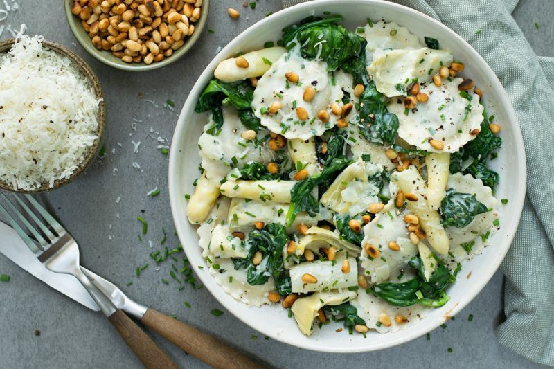 Creamy pasta with asparagus and spinach