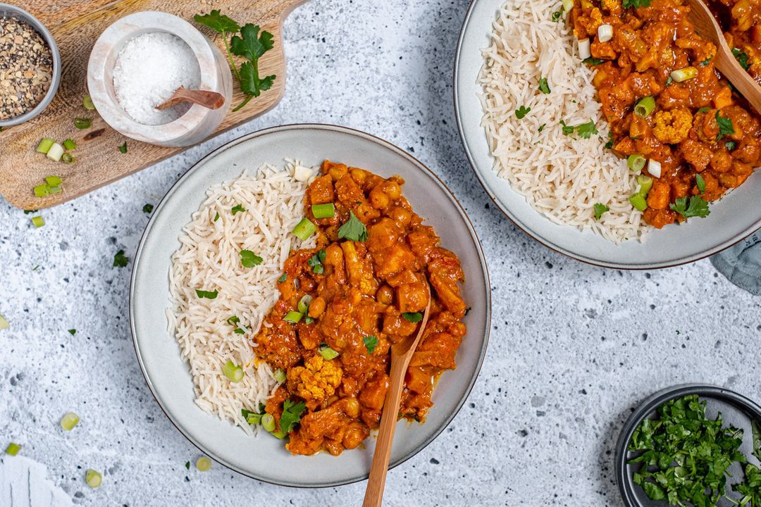 Vegetarian curry with sweet potato, cauliflower & chickpeas