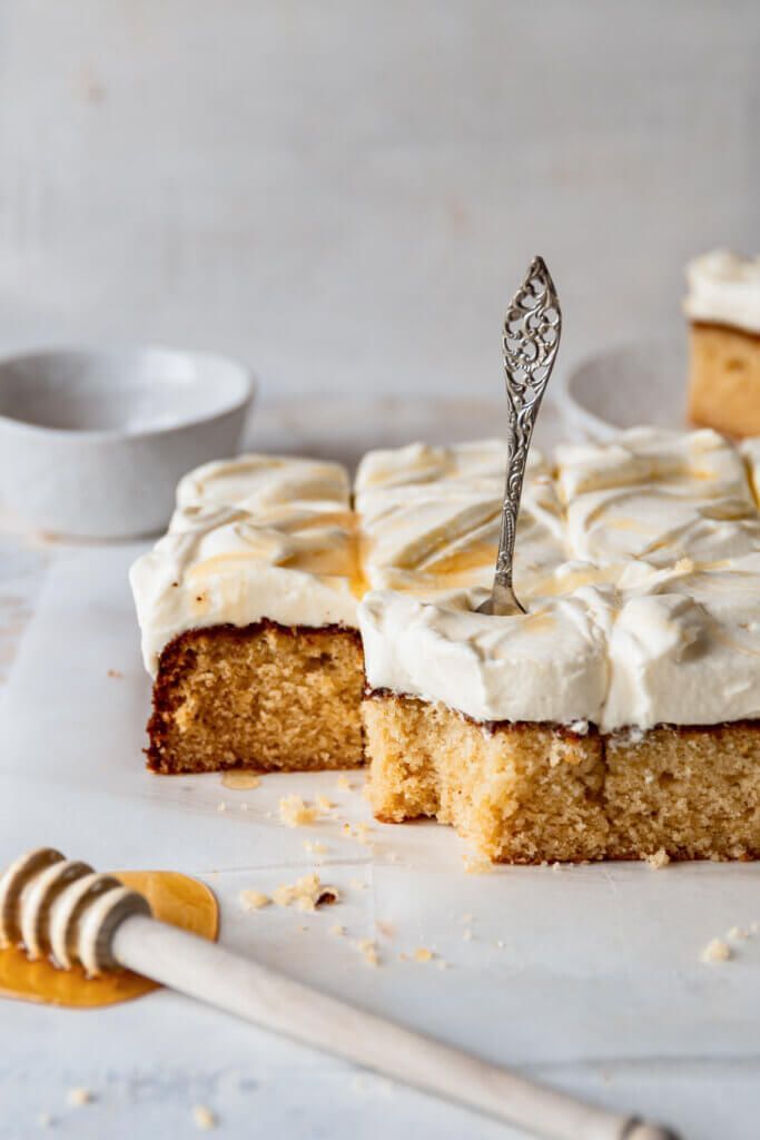 Honing cake met creme fraiche frosting