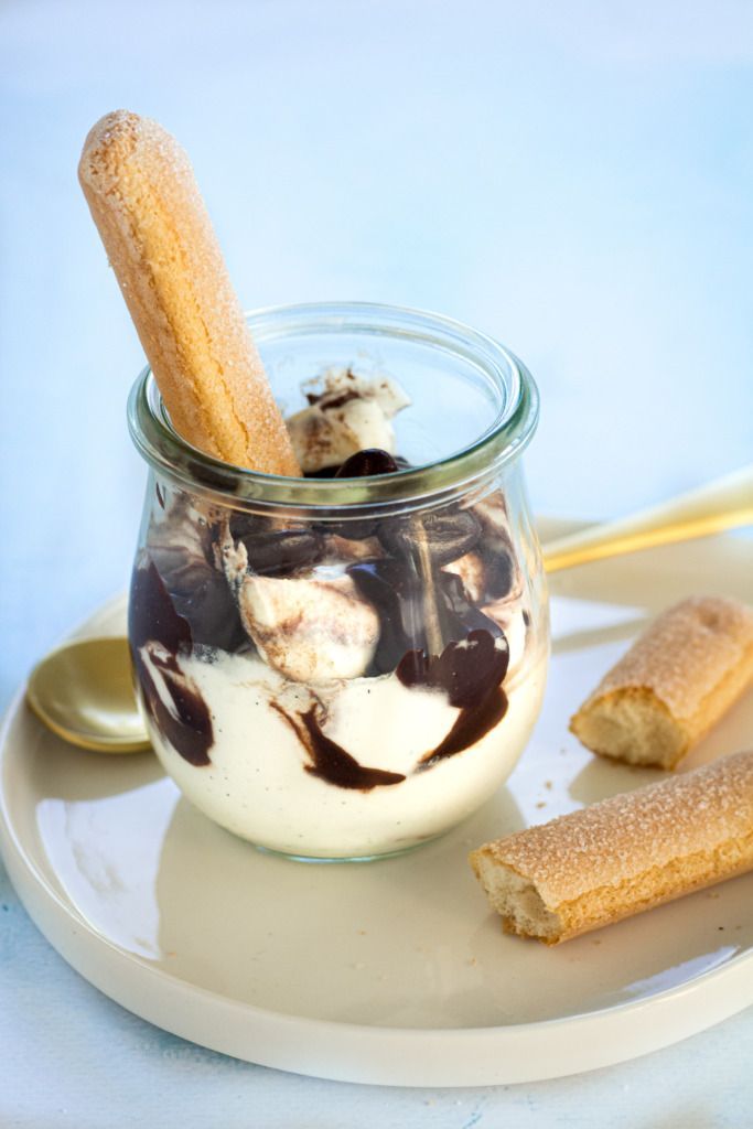 Quick dessert with chocolate and coffee