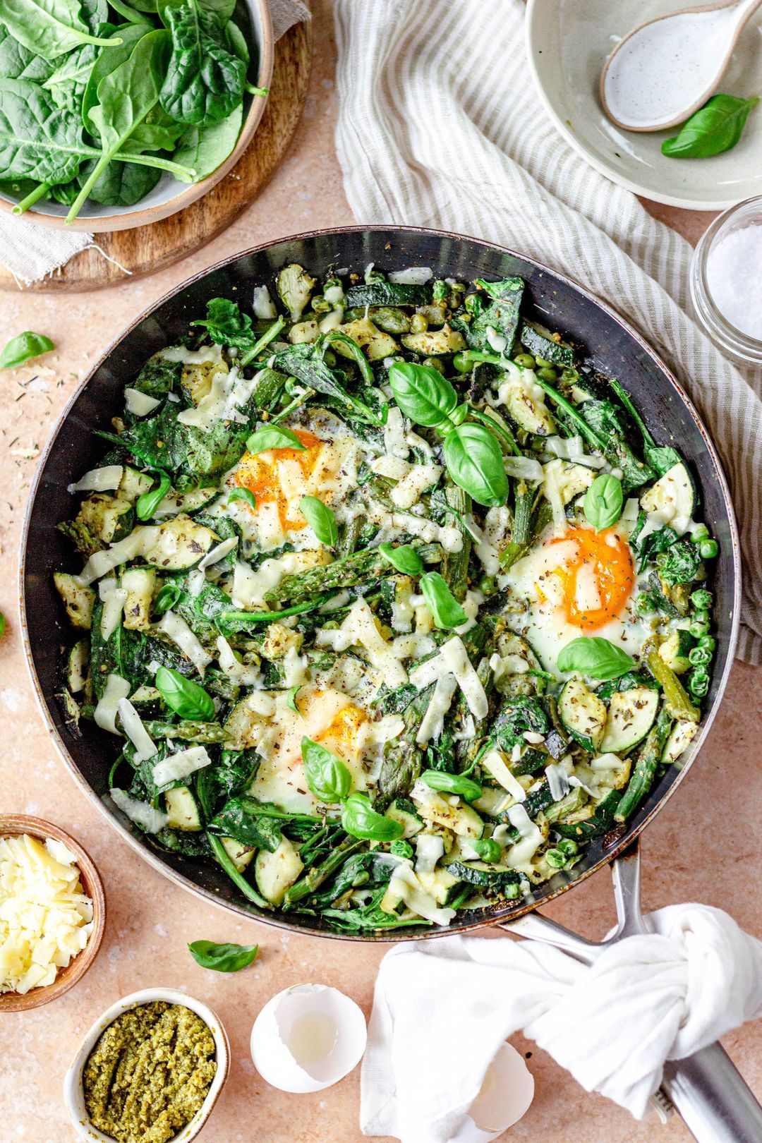 Green shakshuka with pesto and green asparagus