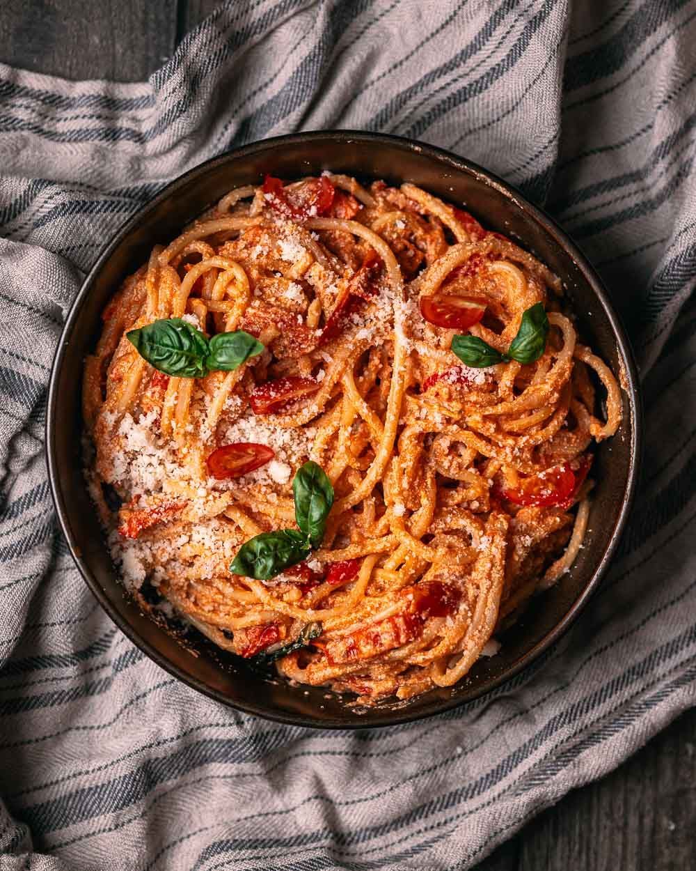 Sweet & sour spaghetti with bell pepper & cherry tomatoes
