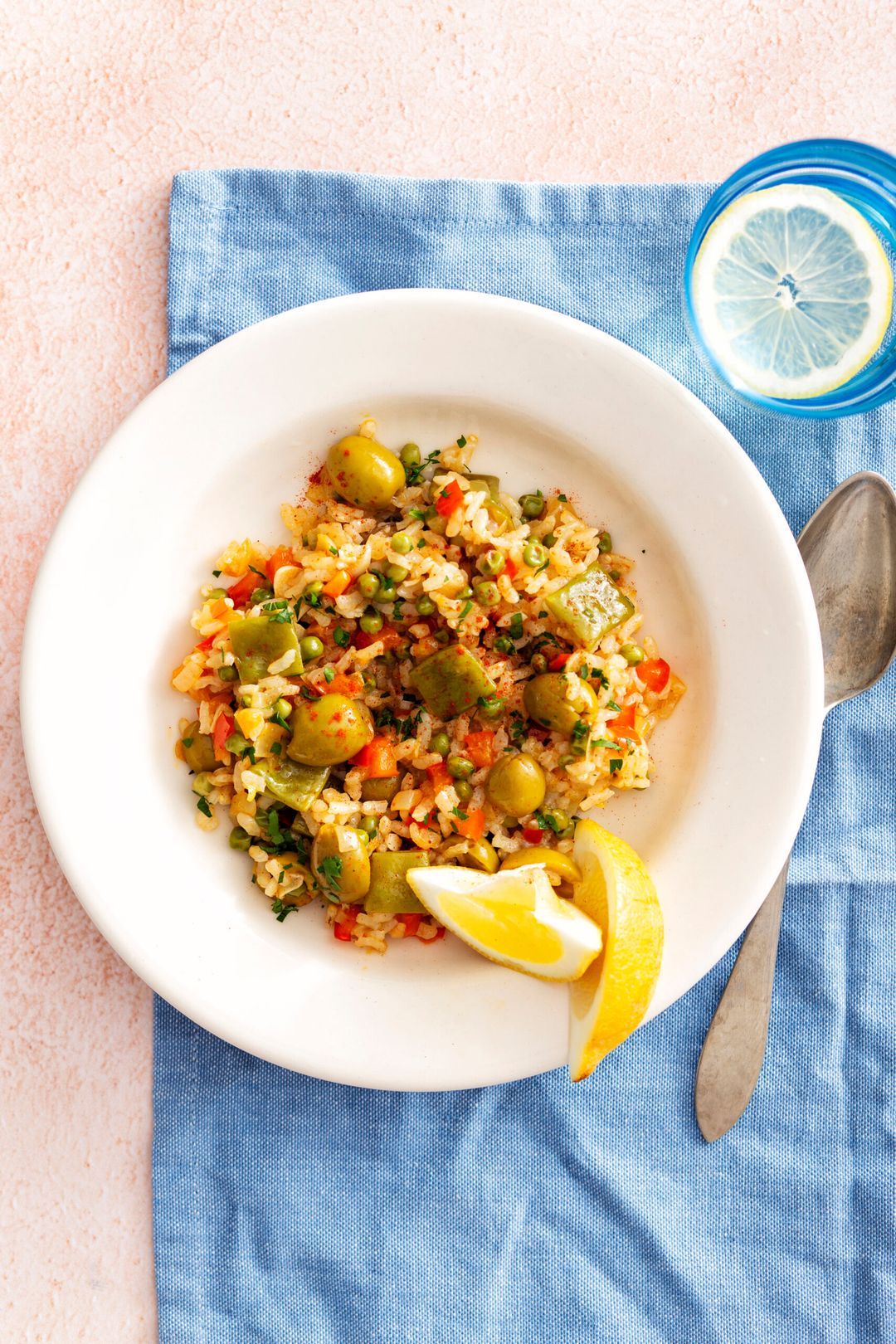 Oven paella with bell pepper, peas and olives