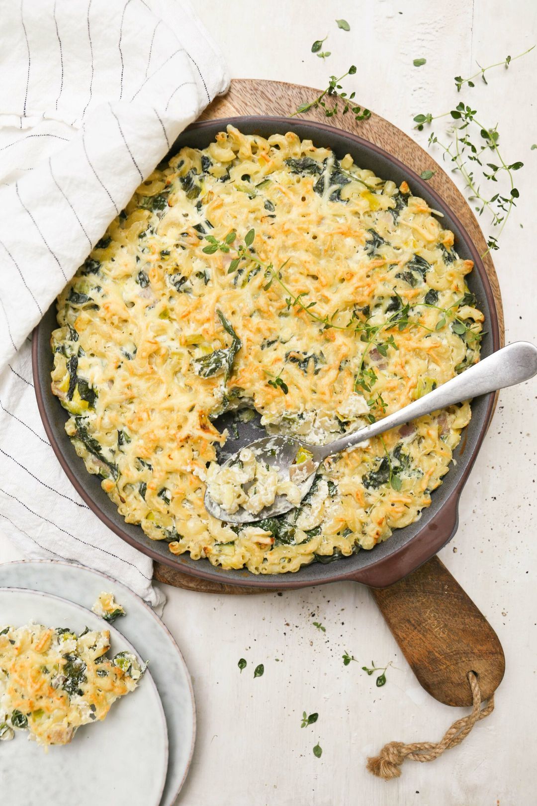 Healthier vegetarian mac'n cheese with leek and spinach