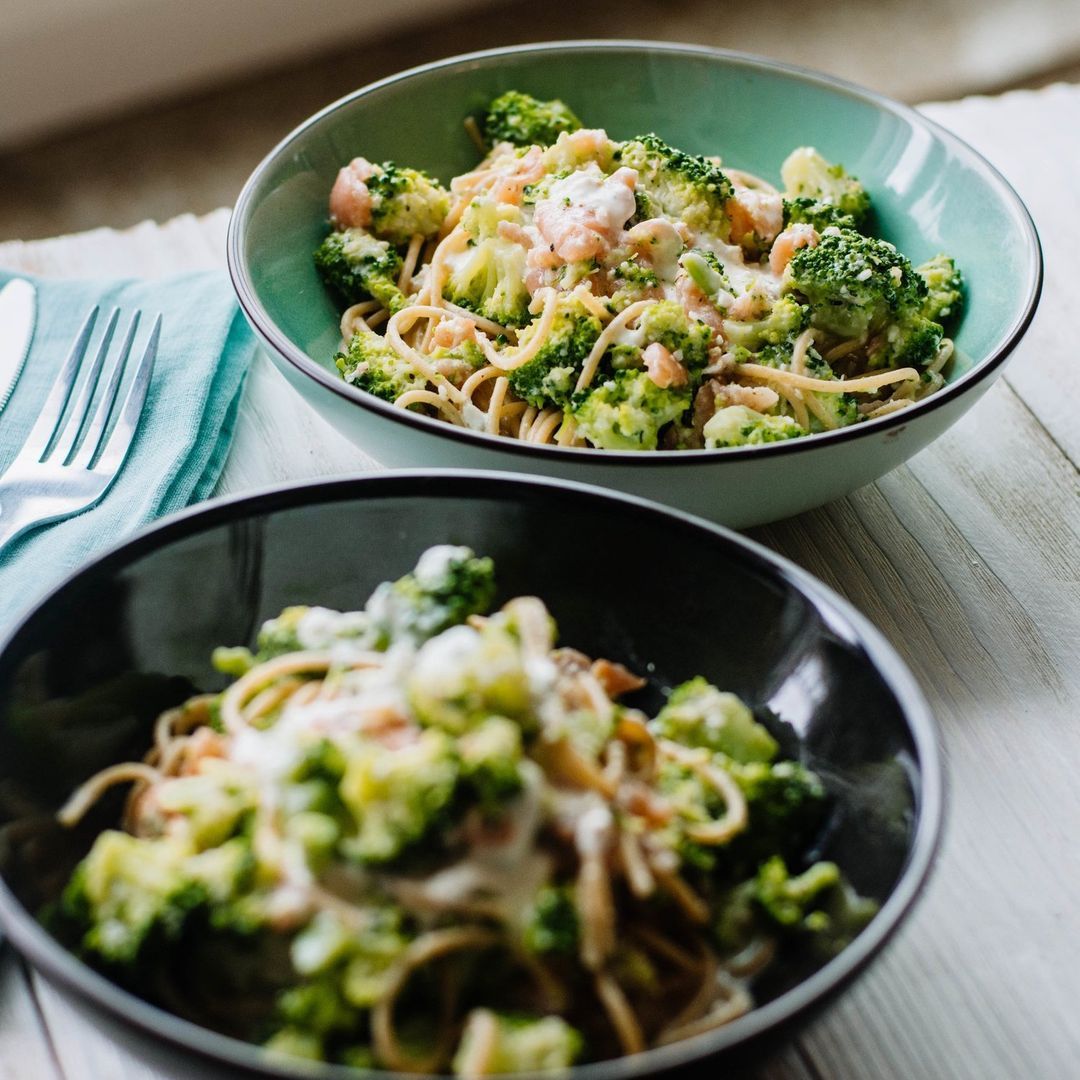 Spaghetti with salmon, broccoli and feta sauce