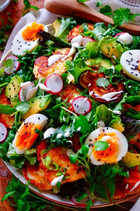 Salad with salmon biscuits