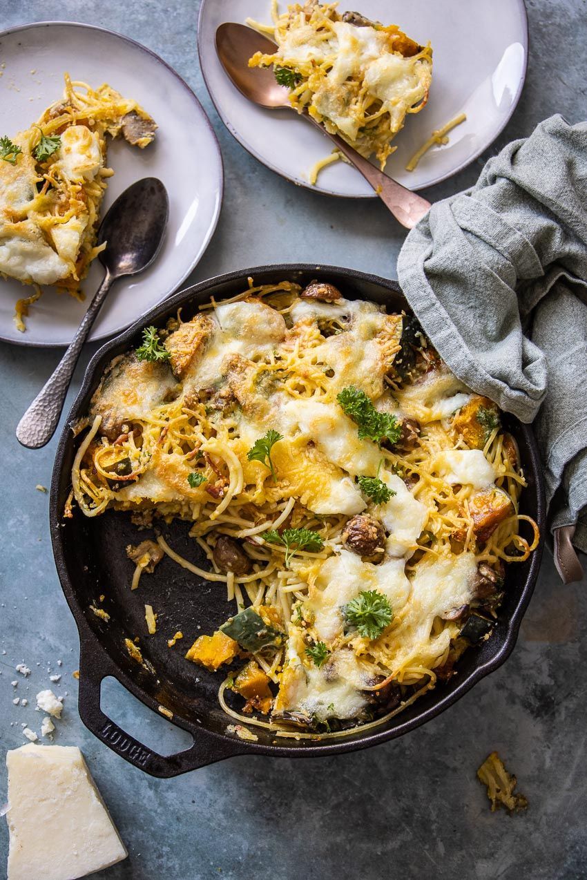Spaghetti pie with pumpkin and mushrooms