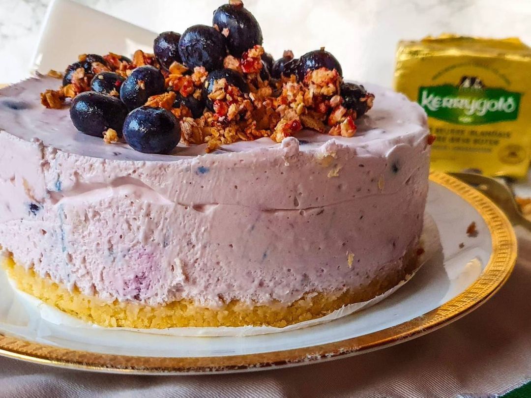 Blueberry cheesecake with vanilla cake bottom