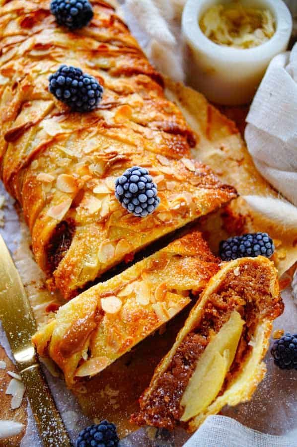 Strudel with apple and speculoos