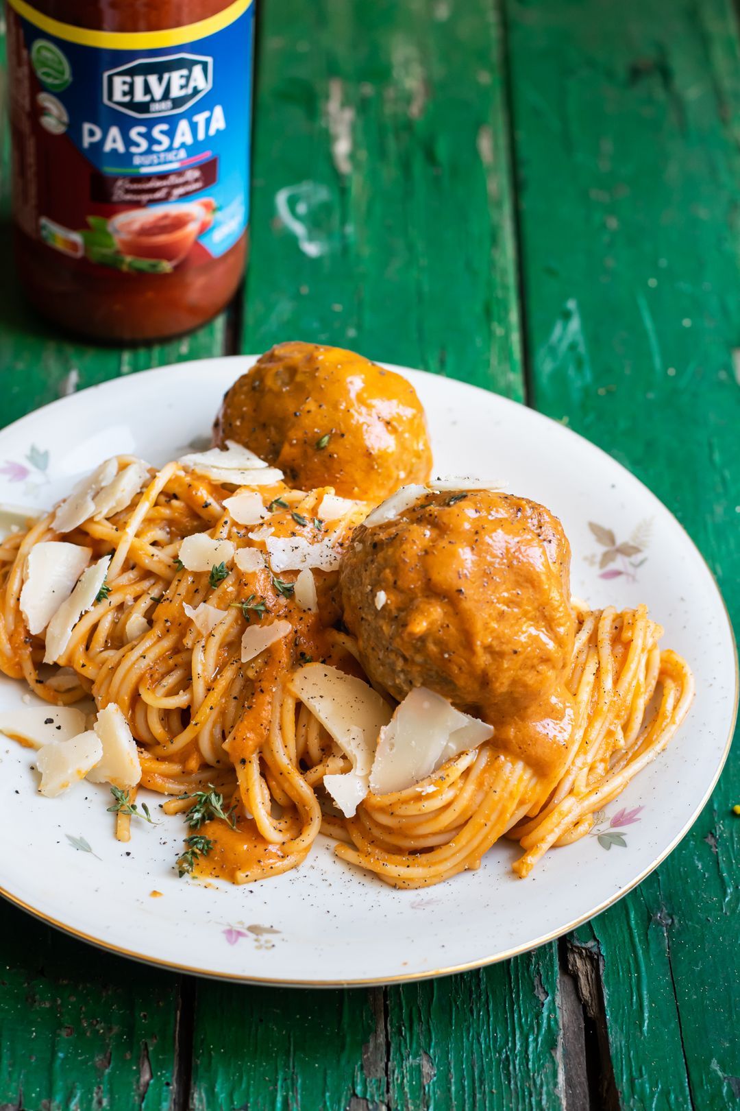 Burrata sauce with meatballs and spaghetti