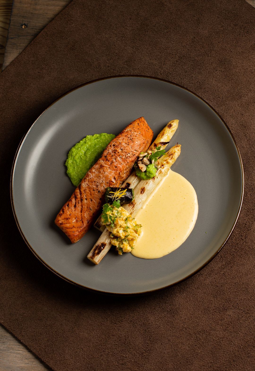 Warm smoked salmon with Wase asparagus
