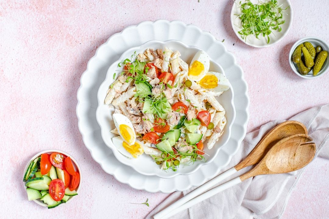 Pasta salad with salmon and cold vegetables