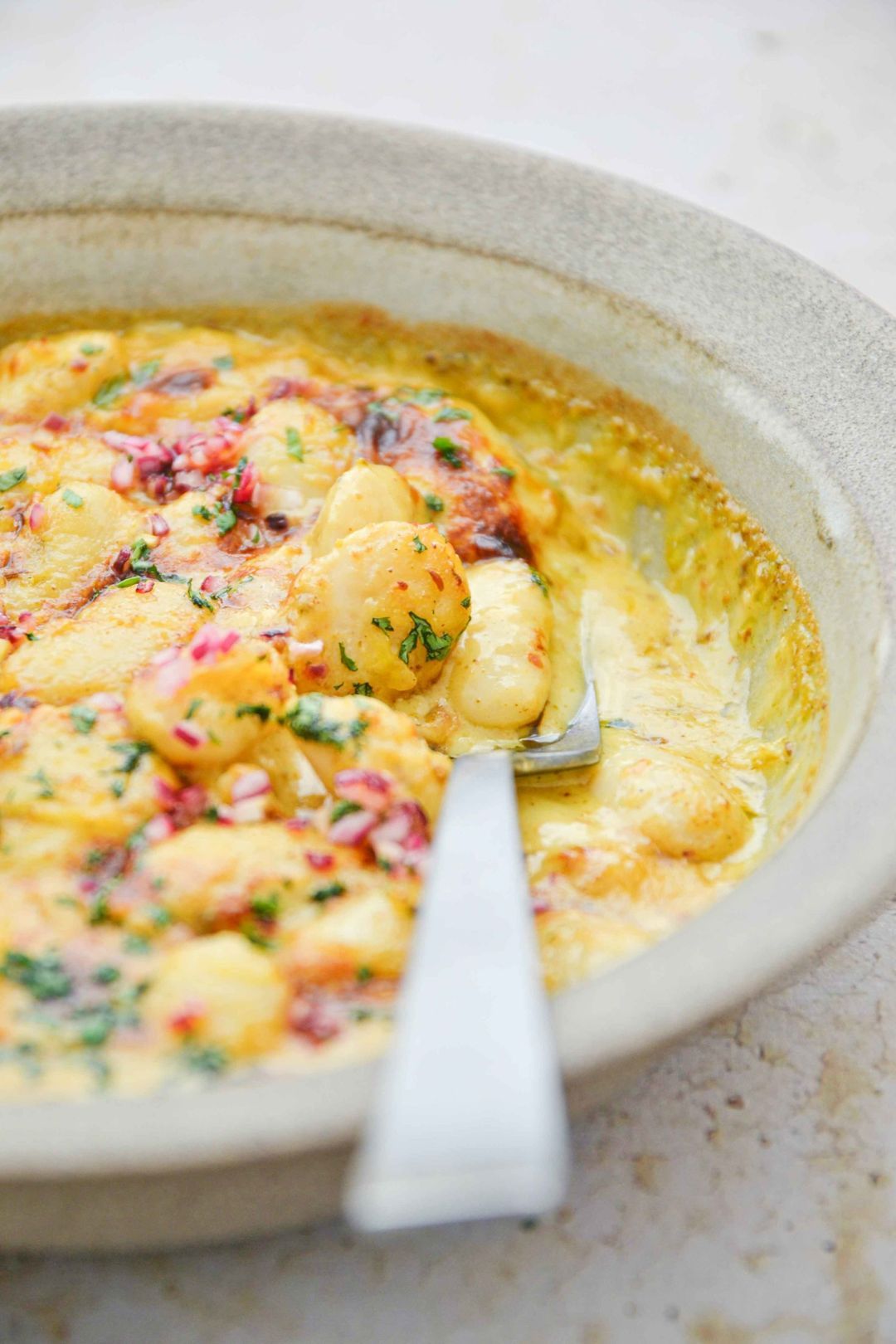 Giant beans au gratin with cheddar and curry