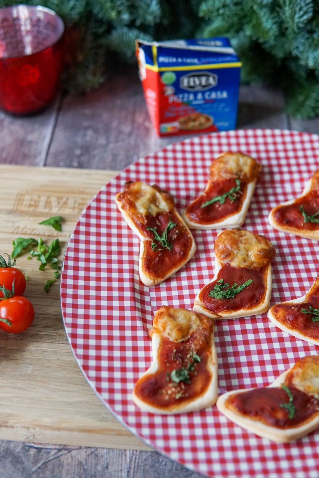 Mini Christmas pizzas for a cozy apéro
