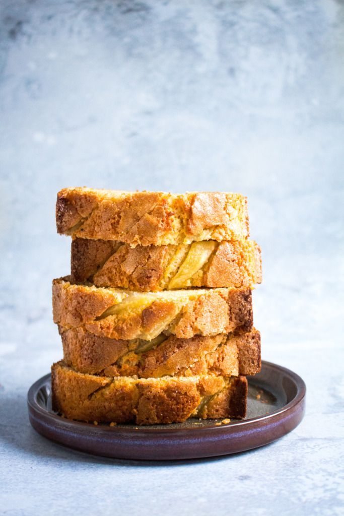 Gâteau aux poires épicé avec du yaourt grec