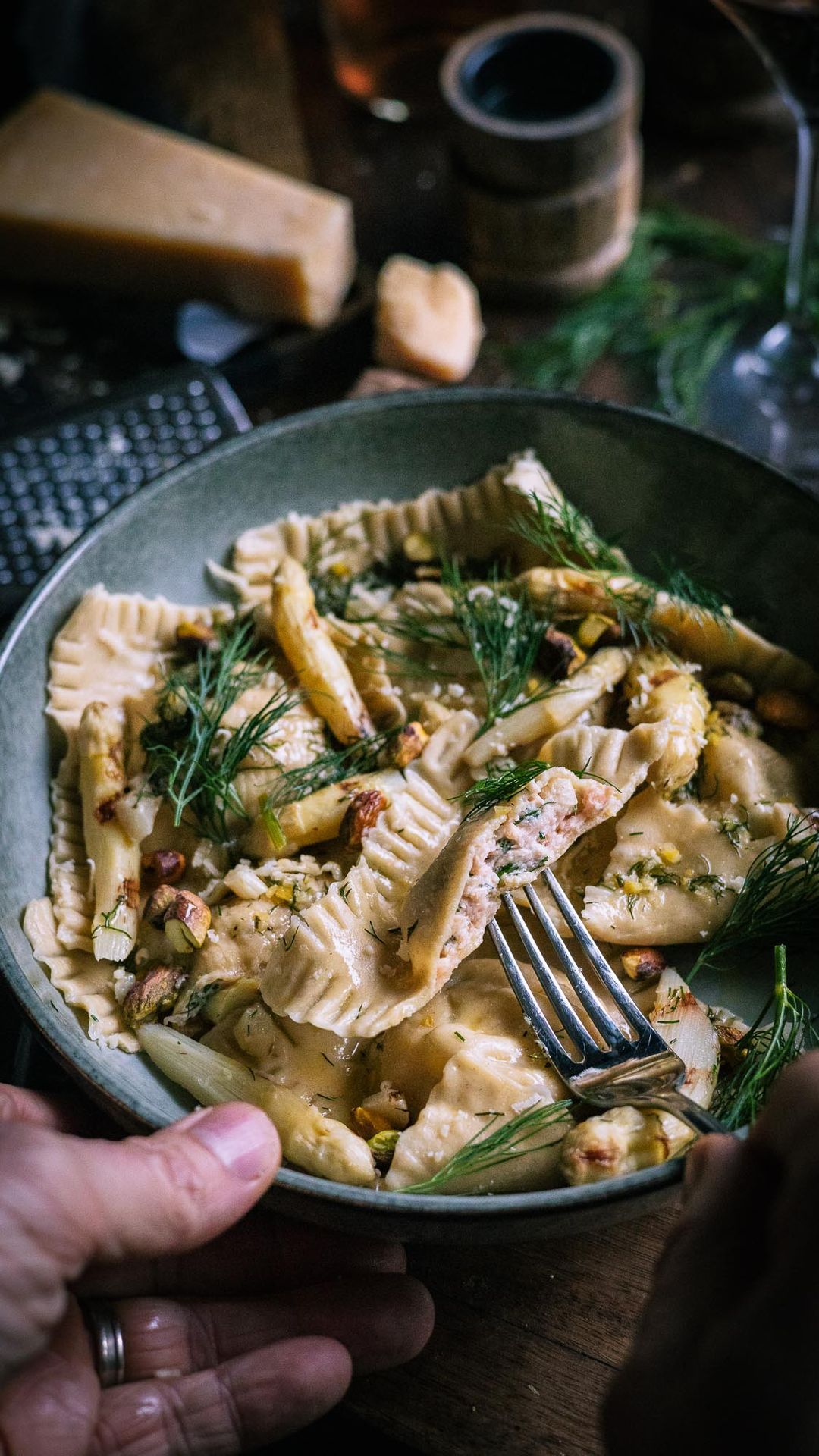 Fresh ravioli with smoked salmon and grilled asparagus - BBQ bastard