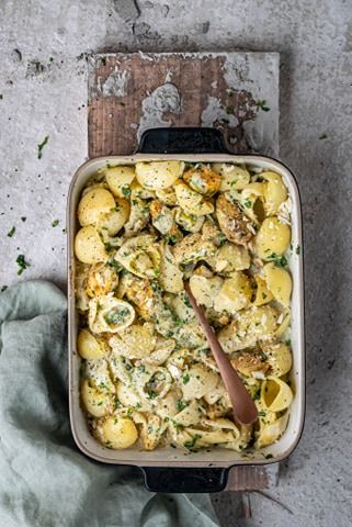 Cheese sauce, turkey, pasta and leek