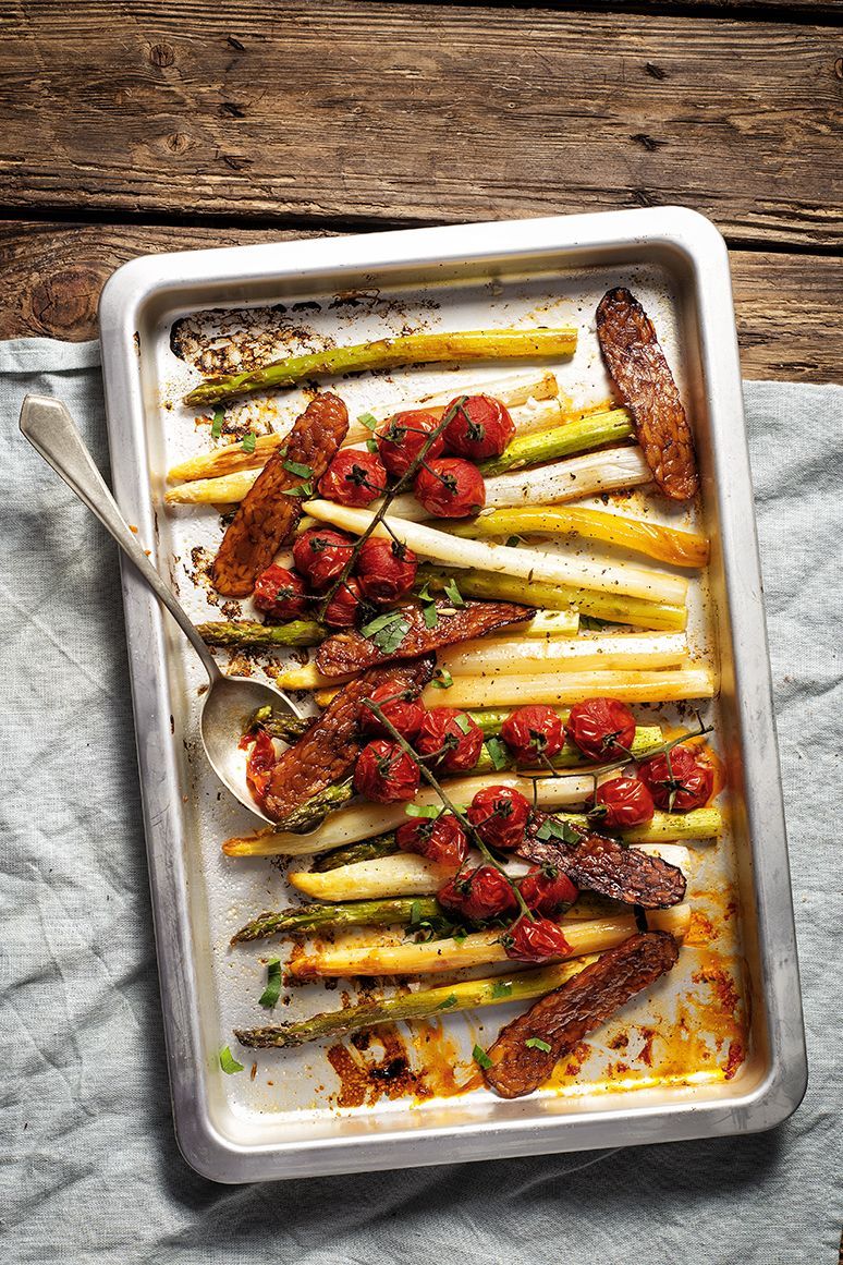 Roasted asparagus with tempeh bacon