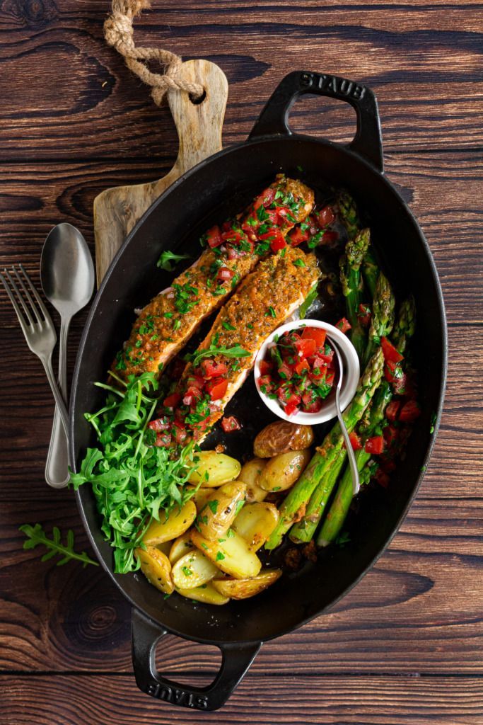 Roasted salmon with tomatoes and green asparagus