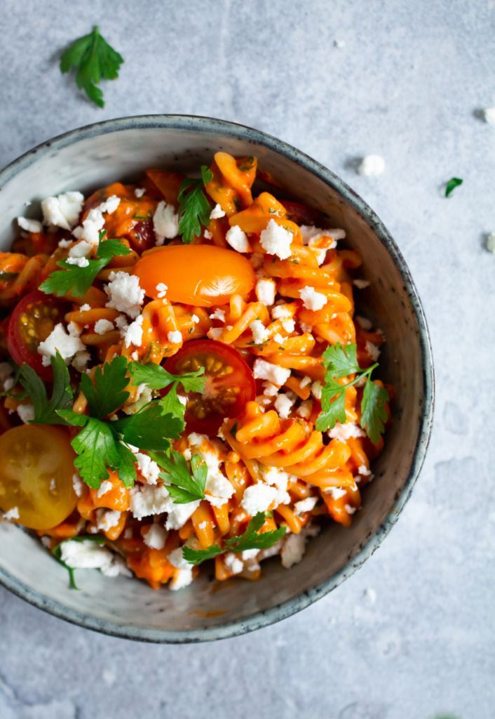 Pasta with bell pepper and feta