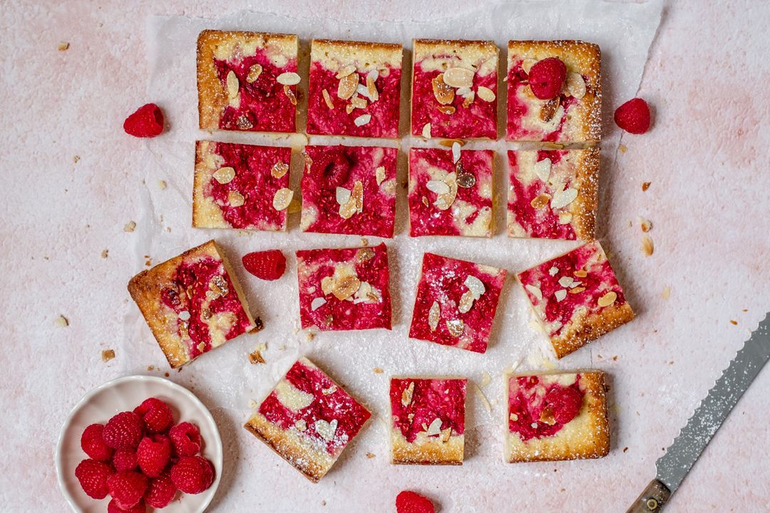 Easy blondies recipe with almond and raspberries