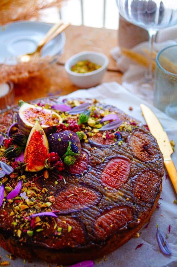 Pistachio cake with figs