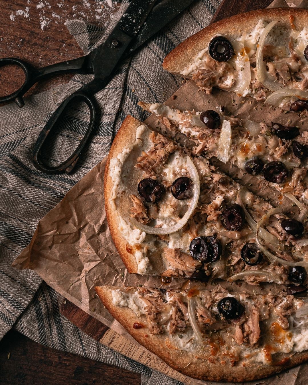 Super simple pizza with tuna