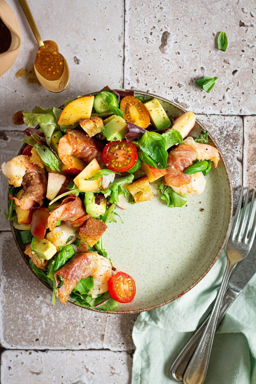 Salad with scampi, peach and basil