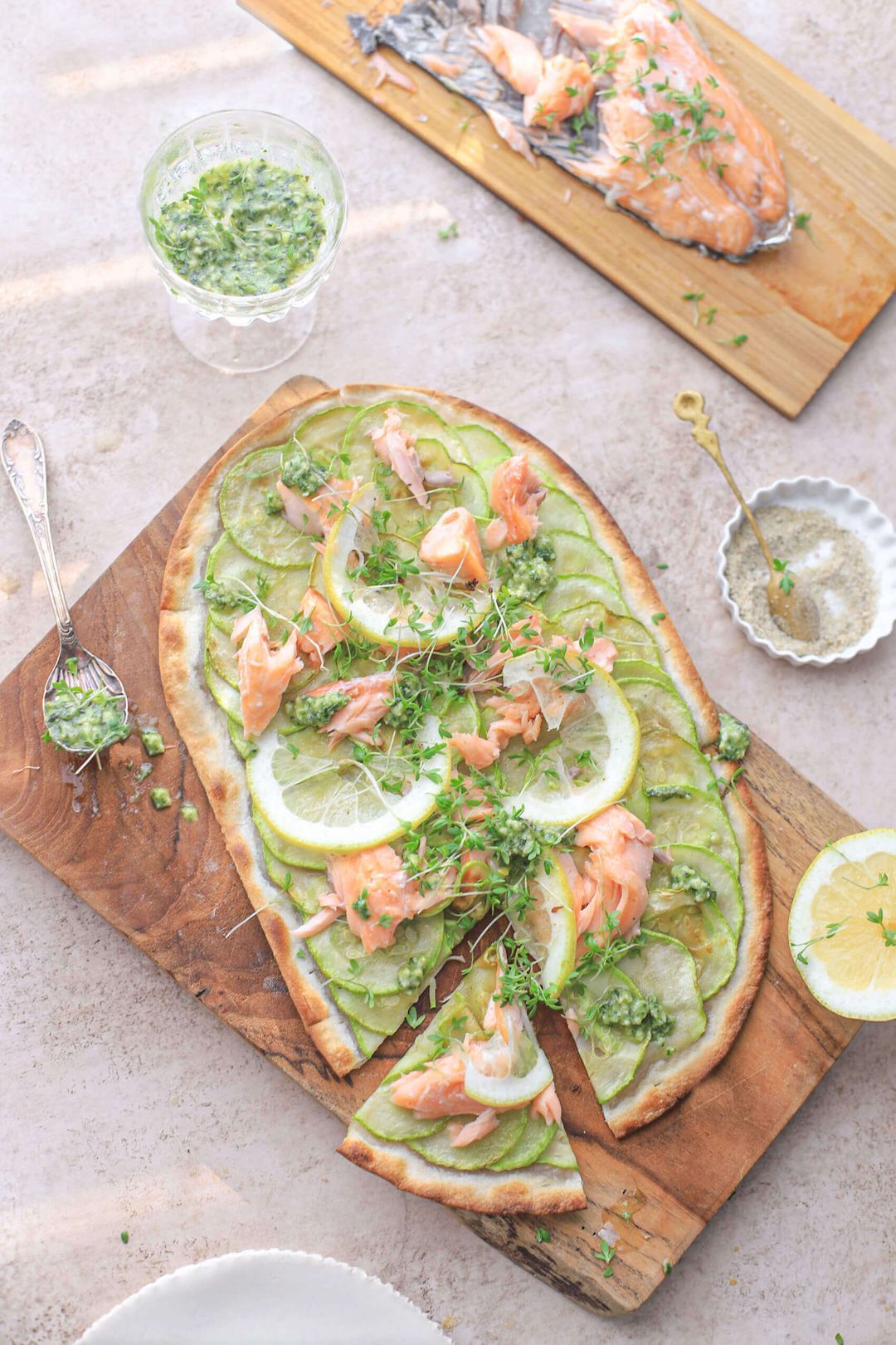 Flammkuchen with salmon, zucchini, pesto & lemon