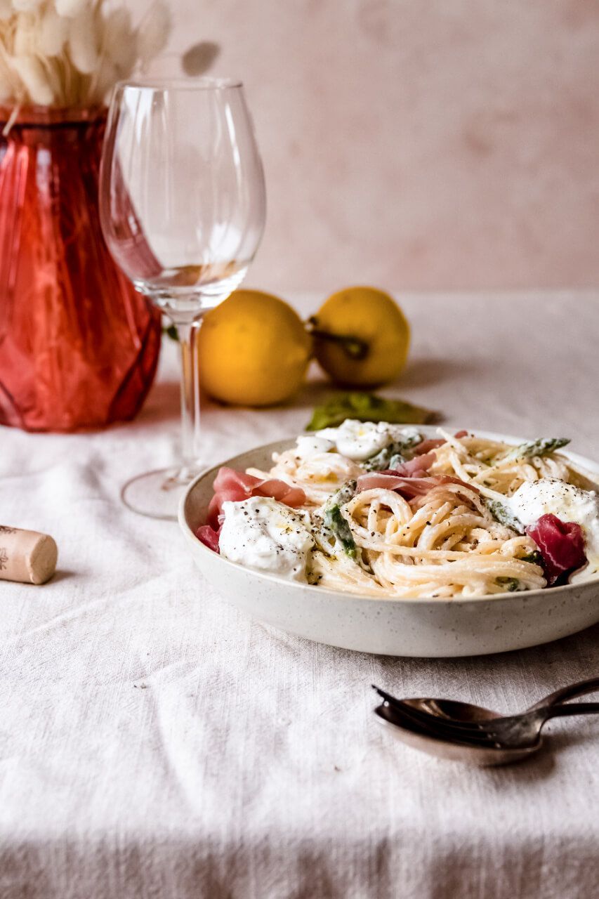Spaghetti with asparagus, Parma ham and burrata