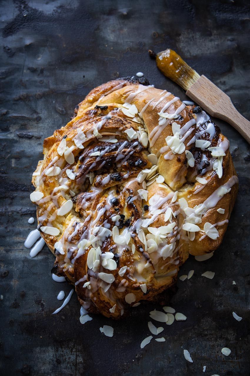 Couronne with apricots and marzipan