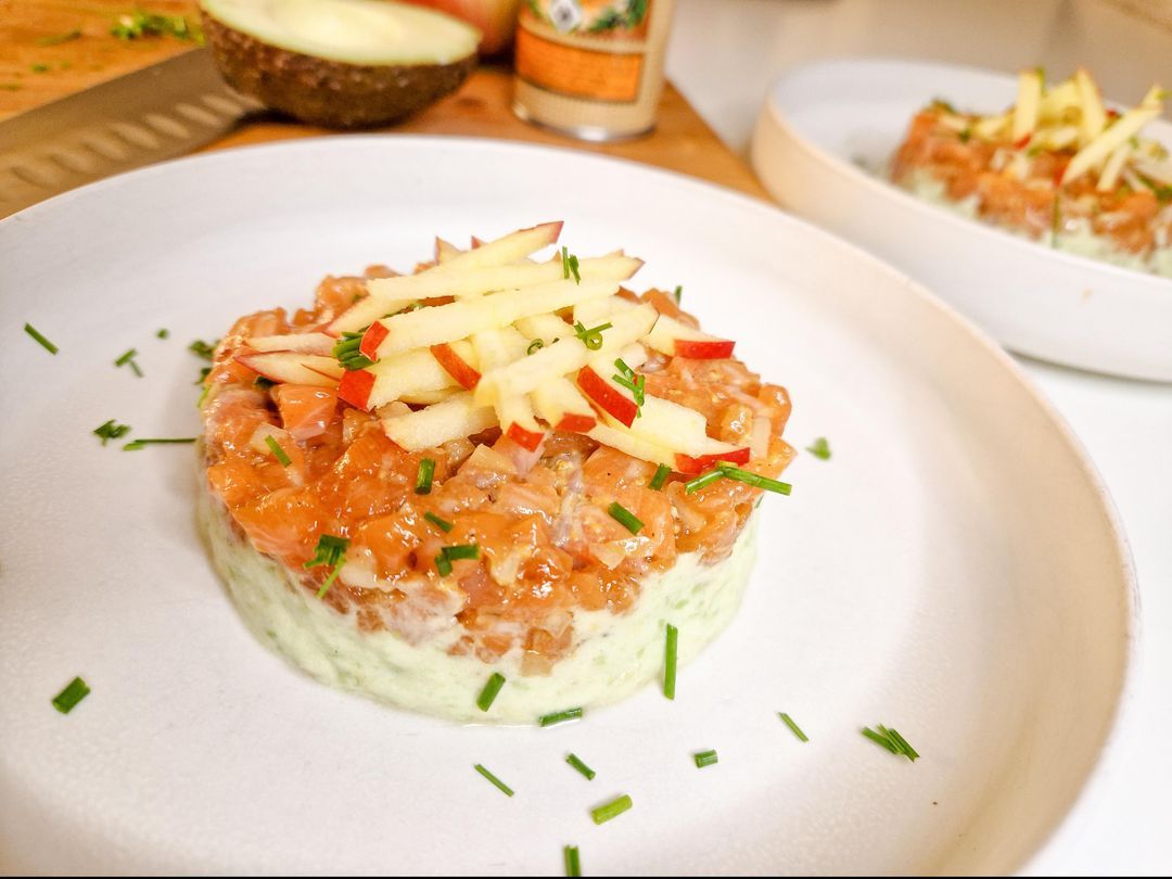 Salmon tartare with avocado cream and apples