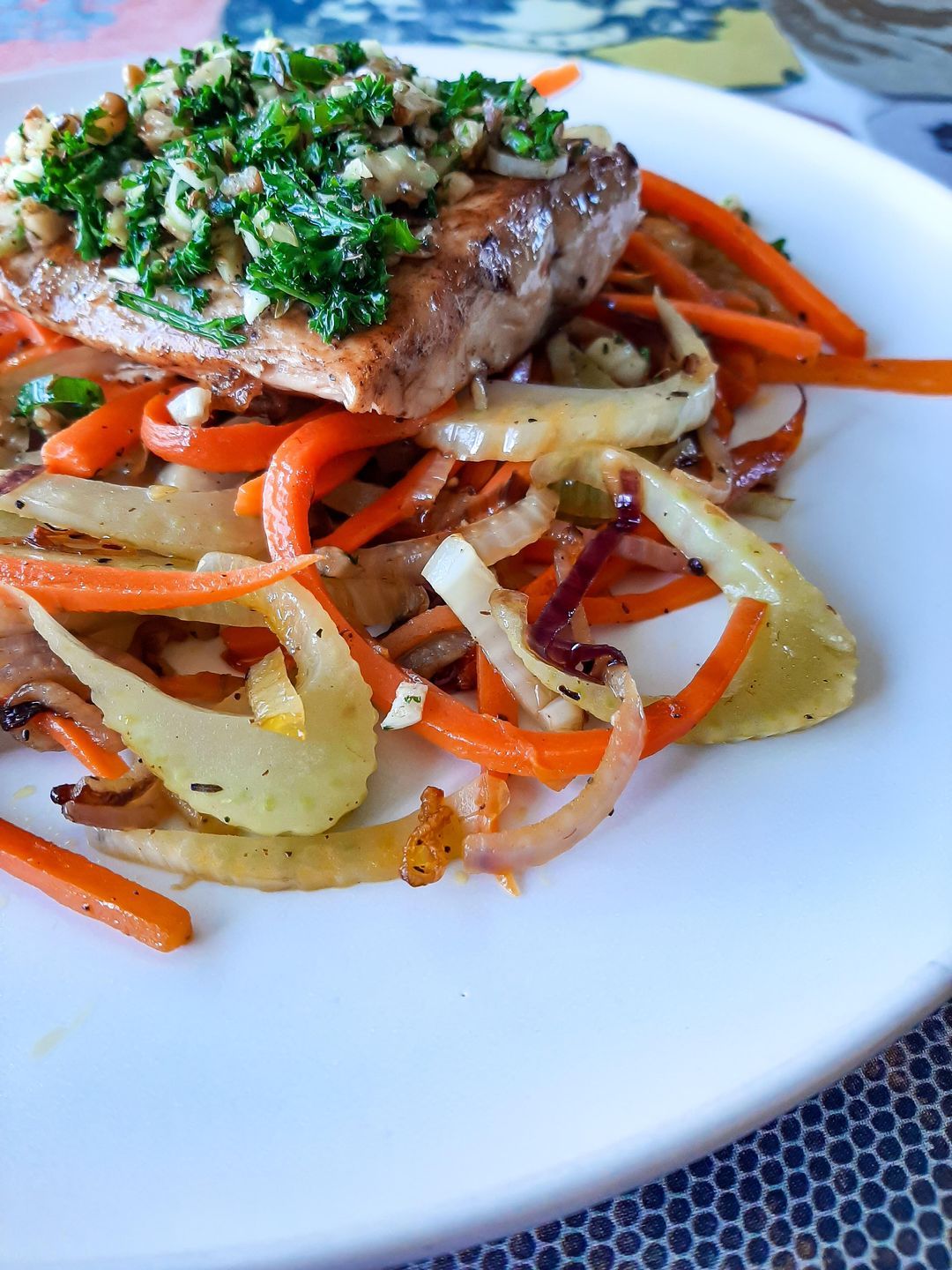 Wild salmon in herbs with fennel and carrot